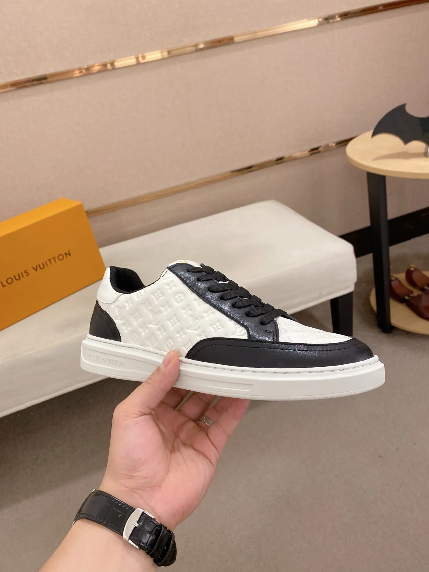 Men's shoes💰:420💰🇮🇹🇮🇹LV Louis Vuitton. The latest trendy casual shoes are popular in physical stores in sizes 38-44. New spring and summer comfortable imported custom original cowhide, unique jacquard fabric element design. Paired with sheepskin lining, Lv original bottom, [taiyang][taiyang] high-end packaging and high quality💪Details determine the quality, you can enter and leave the counter at will, welcome to compare🇮🇹